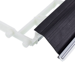 Ущільнювач дверей нижній з фіксаторами для посудомийної машини Bosch 11043989 Ущільнювач дверей нижній з фіксаторами для посудомийної машини Bosch 11043989